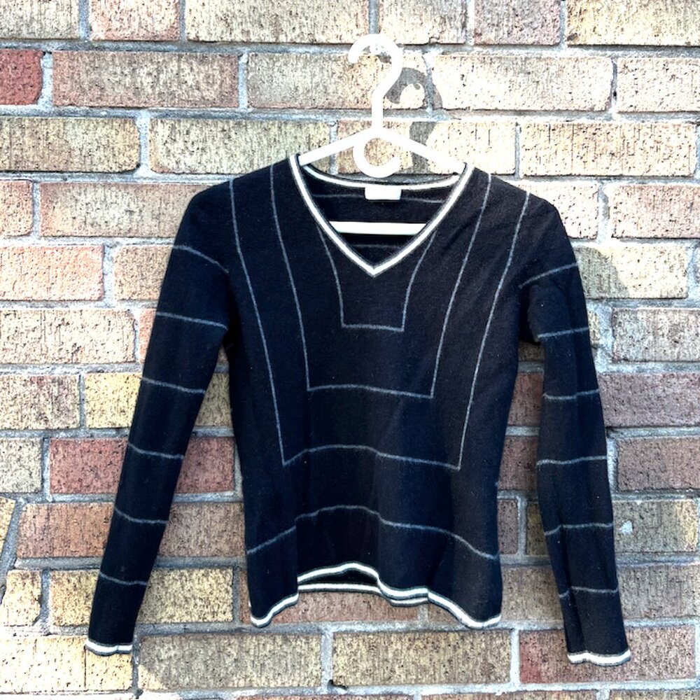 Black & White Geometric V-Neck 100%Cashmere Sweater